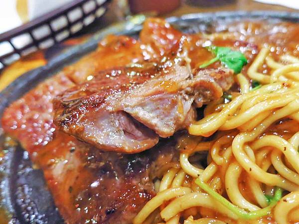 【蘆洲餐廳】皇品牛排-比臉還要大二倍以上的雞排