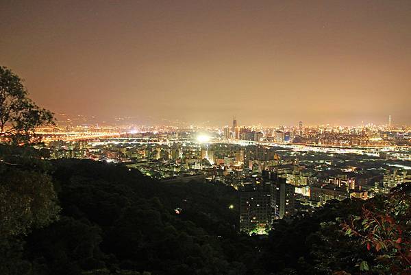 【台北旅遊】瓊仔湖登山步道-台北美麗夜景、約會聖地最佳選擇