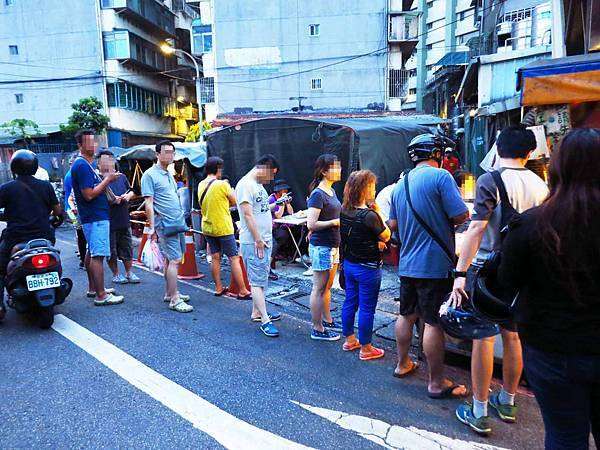 【板橋美食】好味道臭豆腐-等超過1小時才能吃到的排隊美食