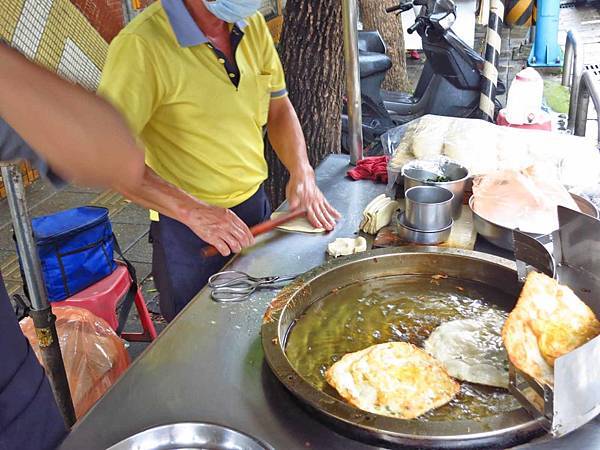 【板橋美食】海山高中蔥油餅-加蛋只要20元的蔥油餅