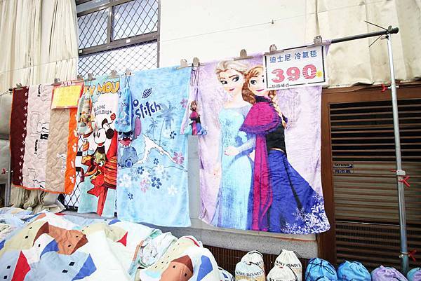 【上萬本暢銷書籍、兒童有聲書，上千種兒童玩具】全面下殺６９折！夏季涼被、床包、名牌枕頭，寢具全面下殺１折起。機會難得，把握機會！…花蓮特賣會