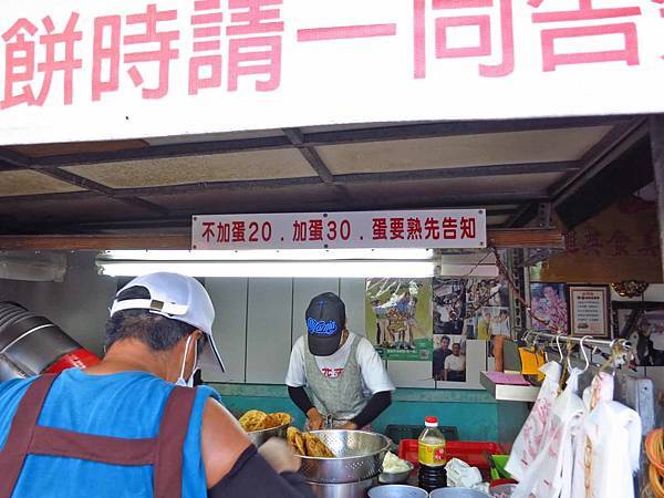 【花蓮美食】炸彈蔥油餅vs老牌炸蛋蔥油餅-復興街蔥油餅PK賽