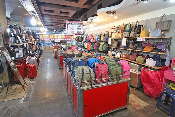 【英國品牌結束代理全面１折起！！】夏日排汗杉、POLO杉、抗UV薄外套出清大特賣，下殺不到千元。還有多款包包、旅行箱、涼鞋、生活用品全面特價