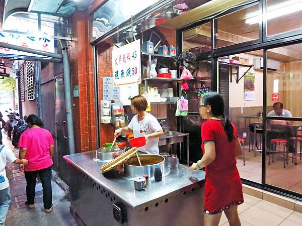 【台北萬華美食】萬華戲院大腸麵線魷魚羹-超過50年隱藏版麵線店