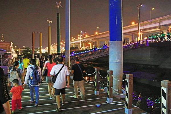 【台北旅遊】水上巴士夏季限定新店溪夜航-倒映在河中的水光雲影