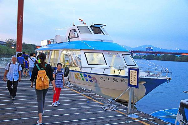 【台北旅遊】水上巴士夏季限定新店溪夜航-倒映在河中的水光雲影