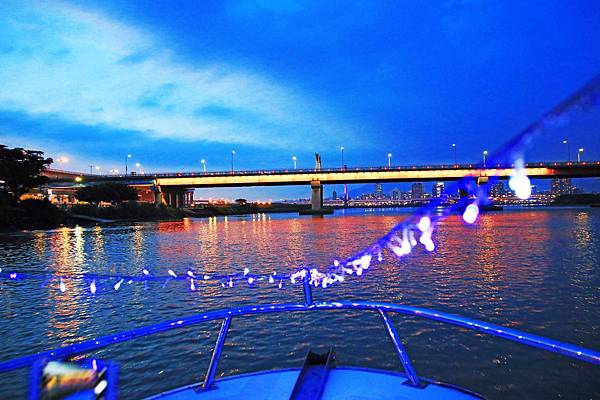 【台北旅遊】水上巴士夏季限定新店溪夜航-倒映在河中的水光雲影