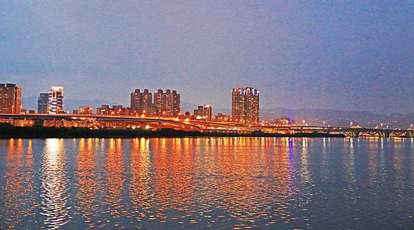 【台北旅遊】水上巴士夏季限定新店溪夜航-倒映在河中的水光雲影