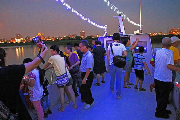 【台北旅遊】水上巴士夏季限定新店溪夜航-倒映在河中的水光雲影