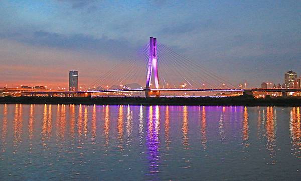 【台北旅遊】水上巴士夏季限定新店溪夜航-倒映在河中的水光雲影