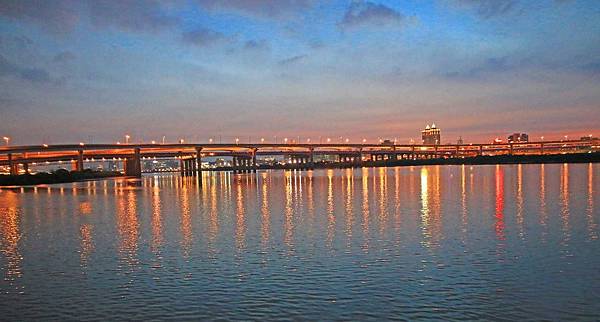 【台北旅遊】水上巴士夏季限定新店溪夜航-倒映在河中的水光雲影