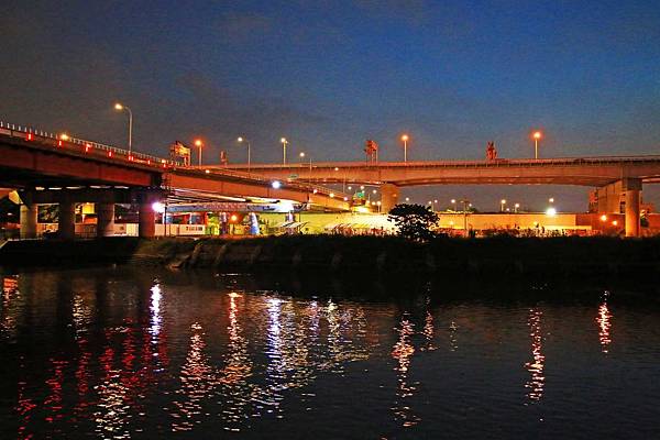 【台北旅遊】水上巴士夏季限定新店溪夜航-倒映在河中的水光雲影