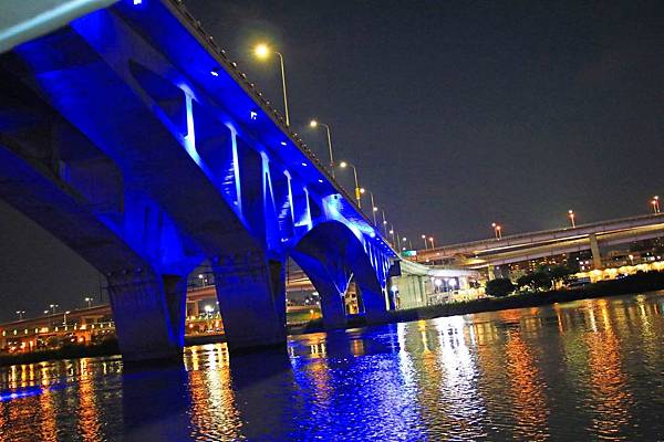 【台北旅遊】水上巴士夏季限定新店溪夜航-倒映在河中的水光雲影