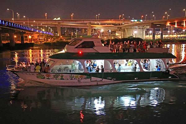 【台北旅遊】水上巴士夏季限定新店溪夜航-倒映在河中的水光雲影