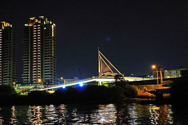 【台北旅遊】水上巴士夏季限定新店溪夜航-倒映在河中的水光雲影