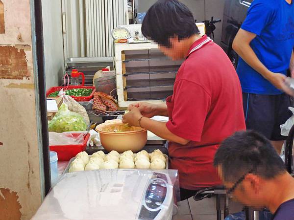 【桃園小吃】翔園上海生煎包-還沒出爐就一堆人排隊的煎包店