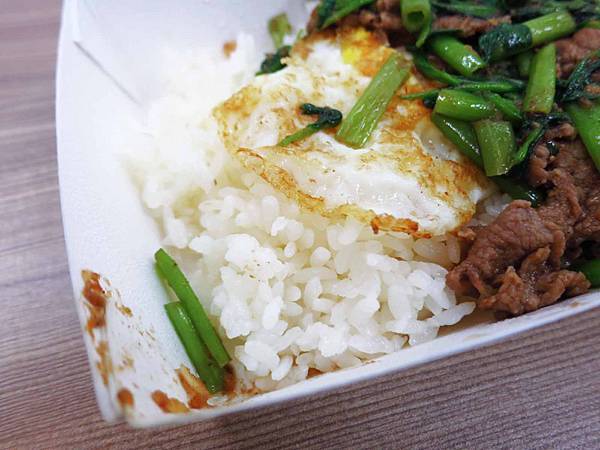 【蘆洲美食】信義路50元鐵板牛肉飯-超便宜銅板美食