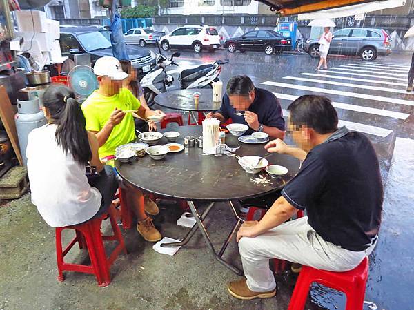 【台北美食】3元6虱目魚湯-台北也能吃到虱目魚鹹粥