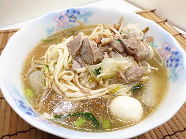 【新莊美食】中美市場麵攤-超大份量的麵店 【新莊美食】中美市場麵攤-超大份量的麵店