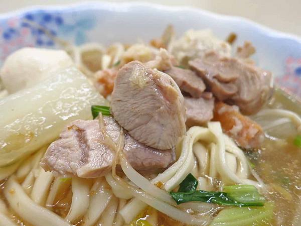 【新莊美食】中美市場麵攤-超大份量的麵店 【新莊美食】中美市場麵攤-超大份量的麵店