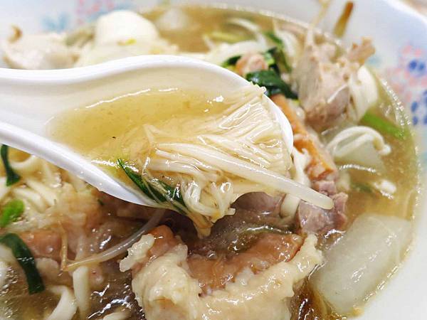 【新莊美食】中美市場麵攤-超大份量的麵店