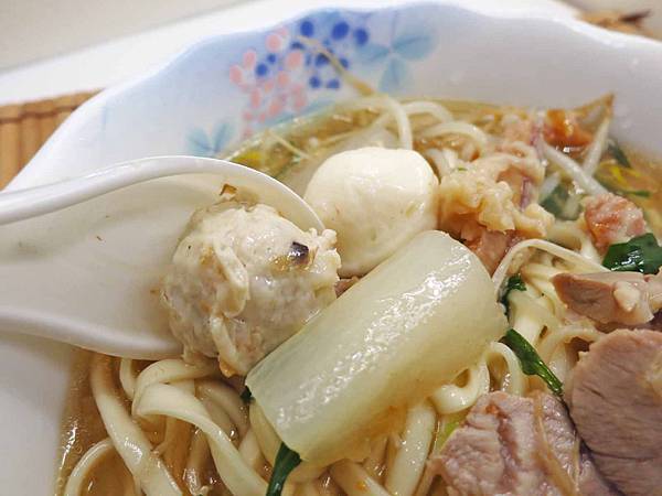 【新莊美食】中美市場麵攤-超大份量的麵店 【新莊美食】中美市場麵攤-超大份量的麵店