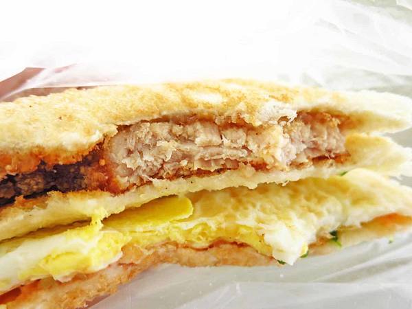 【桃園美食】明峰早餐店-在地人才知道的自製豬排三明治