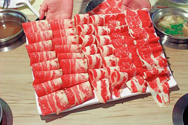 【泰山餐廳】上饌享樂火鍋-巨大霸肉盤超大份量