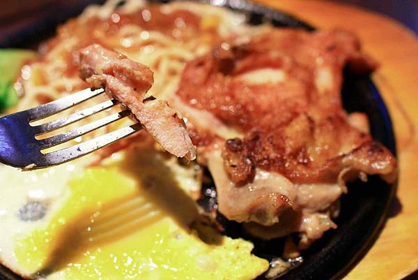 【新莊餐廳】捷運附近的統厚牛排-不到200元也能吃到完整的原肉牛排