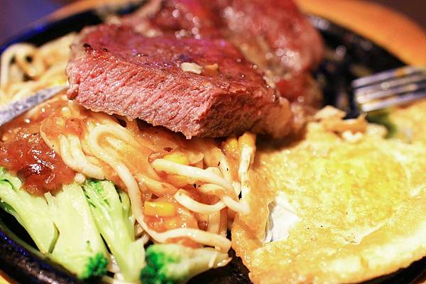 【新莊餐廳】捷運附近的統厚牛排-不到200元也能吃到完整的原肉牛排