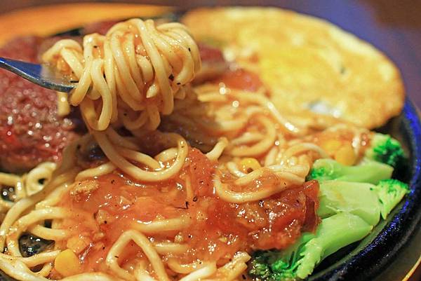 【新莊餐廳】捷運附近的統厚牛排-不到200元也能吃到完整的原肉牛排