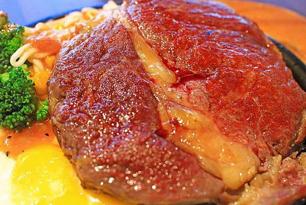 【新莊餐廳】捷運附近的統厚牛排-不到200元也能吃到完整的原肉牛排