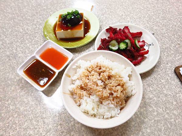 【三重美食】傳統好滋味-好吃的10元油雞香飯 【三重美食】傳統好滋味-好吃的10元油雞香飯