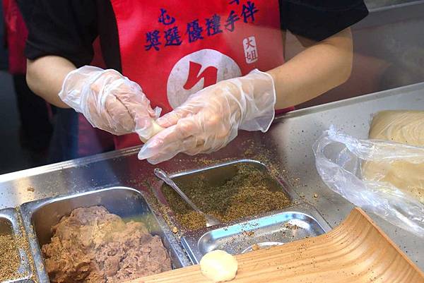 南投草屯旅遊必備伴手禮，久味麻糬草屯大姐手工麻糬-手工現做的美味