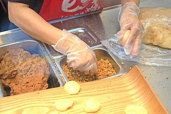 南投草屯旅遊必備伴手禮，久味麻糬草屯大姐手工麻糬-手工現做的美味