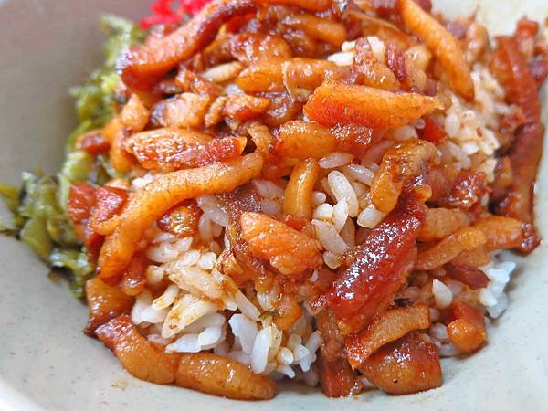 【三重】紅昌吉昌吉街豬血湯-份量大碗又美味的魯肉飯