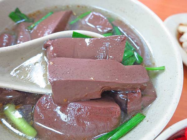【三重】紅昌吉昌吉街豬血湯-份量大碗又美味的魯肉飯