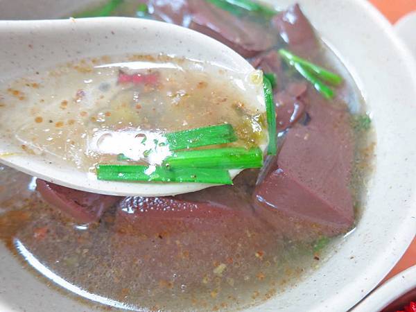 【三重】紅昌吉昌吉街豬血湯-份量大碗又美味的魯肉飯