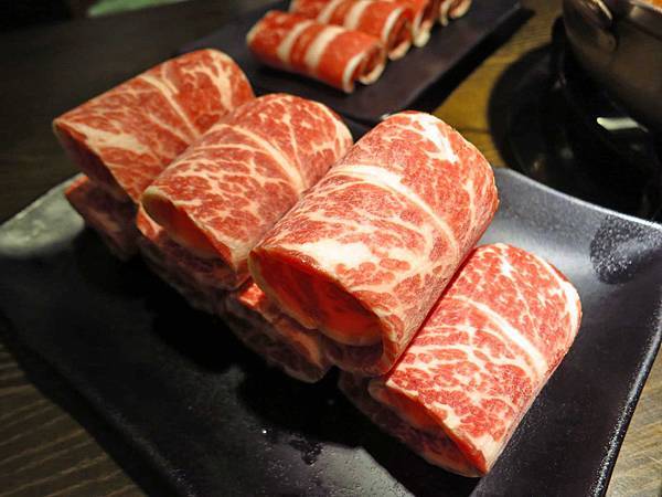 【板橋】有乾人鴛鴦麻辣火鍋-巷弄隱藏版的食材大份量麻辣火鍋