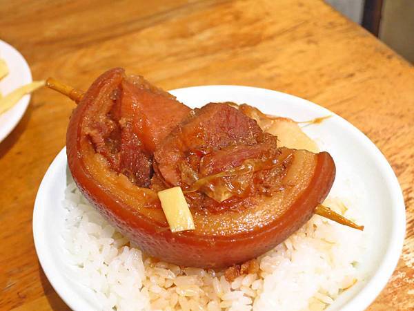 【彰化美食】阿章爌肉飯筒仔米糕-超人氣排隊必吃焢肉飯