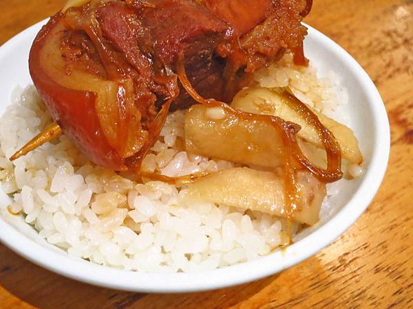 【彰化美食】阿章爌肉飯筒仔米糕-超人氣排隊必吃焢肉飯