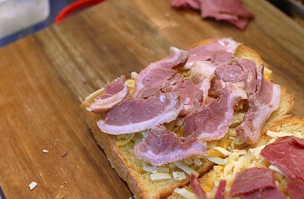 【三重美食】幸福醬爆起士吐司派-會爆漿的熱壓吐司