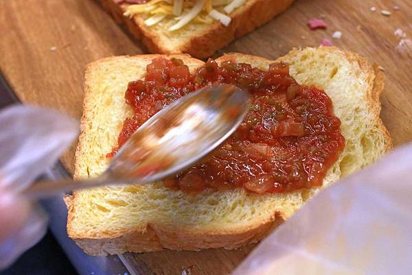 【三重美食】幸福醬爆起士吐司派-會爆漿的熱壓吐司