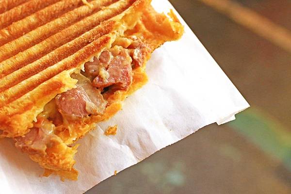 【三重美食】幸福醬爆起士吐司派-會爆漿的熱壓吐司