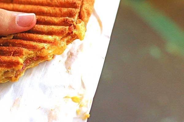 【三重美食】幸福醬爆起士吐司派-會爆漿的熱壓吐司