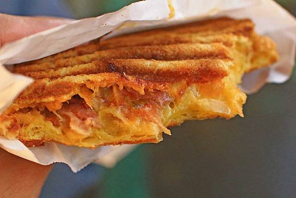 【三重美食】幸福醬爆起士吐司派-會爆漿的熱壓吐司