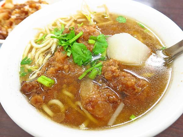 【台北美食】西門町楊記排骨酥麵-不輸給名店的排骨酥麵 