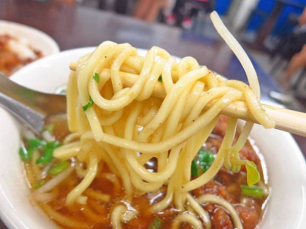 【台北美食】西門町楊記排骨酥麵-不輸給名店的排骨酥麵 