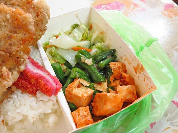 【桃園美食】巧口快餐店-要排半小時以上才能吃到的便當店