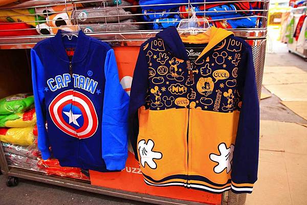 【全台灣最大的原廠授權四季童裝年度廠拍，超低價！】全面超低價５０元起！秋冬新品全面149元起！比外面便宜！漫威英雄/迪士尼/汽車總動員…等多種卡通人物任你挑-PUZZLE拍手國際
